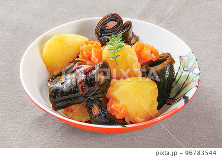 じゃがいもと昆布巻きの煮物 96783544