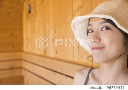 サウナハットをかぶってサウナに入るサウナ女子 サウナハットをかぶってサウナに入るサウナ女子 96784412