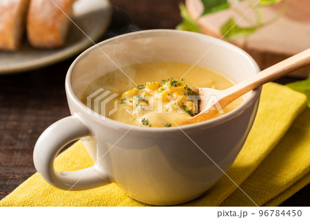 ほんわか湯気が立つ、温かいコーンポタージュスープ 96784450