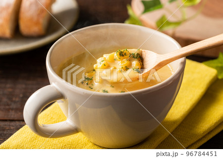 ほんわか湯気が立つ、温かいコーンポタージュスープ 96784451