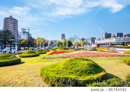 平和記念公園の噴水前の花壇のある風景です。初秋の平和公園の美しい風景をどうぞ。広島県 96784582