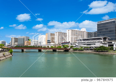 沖縄那覇の沖縄都市モノレール壺川駅と国場川 沖縄那覇の沖縄都市モノレール壺川駅と国場川 96784975