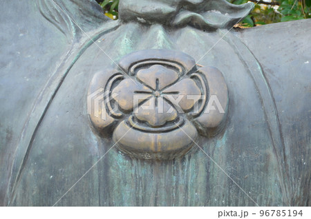神馬像の横腹にある神紋「木瓜と橘」（岸城(きしき)神社／大阪府岸和田市岸城町岸城町11-30） 96785194