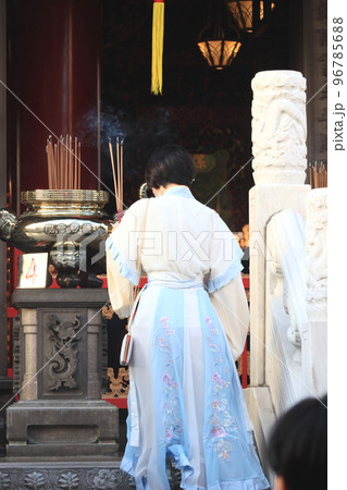 関帝廟に参拝する民族衣装の女性 横浜中華街の風景 関帝廟に参拝する民族衣装の女性 横浜中華街の風景 96785688