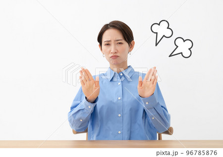 ハンドサインで拒否をする女性 ハンドサインで拒否をする女性 96785876