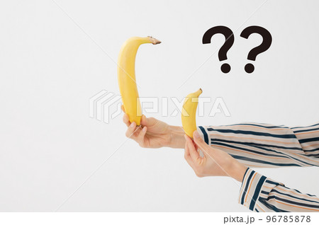 大きいバナナと小さいバナナで悩むイメージ 96785878