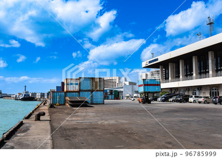 快晴の沖縄那覇港 96785999