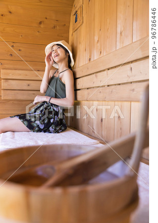 サウナに入るサウナ女子 サウナに入るサウナ女子 96786446