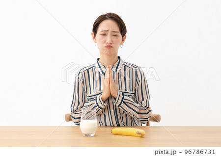 食事に悩む女性 食事に悩む女性 96786731