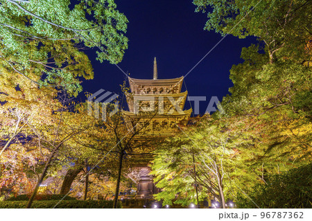 東寺の紅葉　五重塔　夜景（京都府京都市南区九条町） 96787362