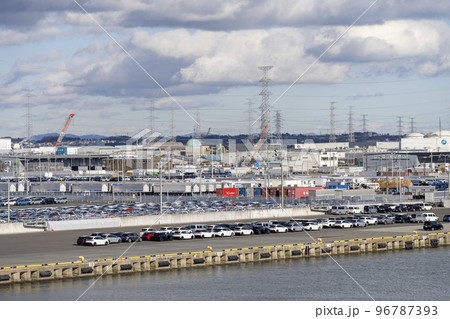 スリーエム 仙台港パークからみた冬の仙台港の風景　出荷する自動車　宮城県仙台市 96787393