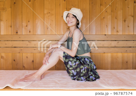 サウナに入るサウナ女子 サウナに入るサウナ女子 96787574