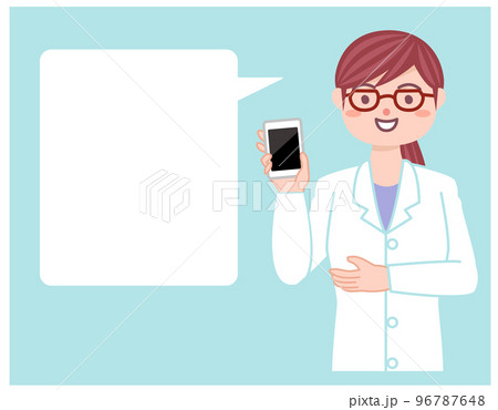 スマホを手に持っていて何かを話している女性の薬剤師　言葉を入れる吹き出しあり 96787648