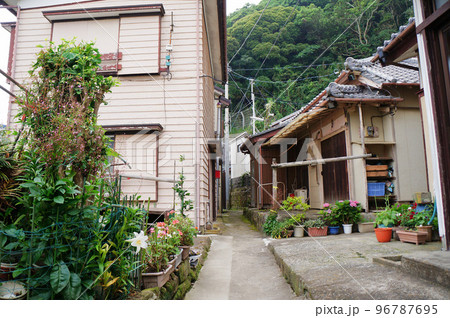千葉県鴨川市 太海(ふとみ)漁村の狭い路地 千葉県鴨川市 太海(ふとみ)漁村の狭い路地 96787695