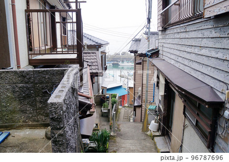 千葉県鴨川市　太海（ふとみ）漁村の狭い路地 96787696