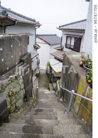 千葉県鴨川市　太海（ふとみ）漁村の狭い路地 96787700