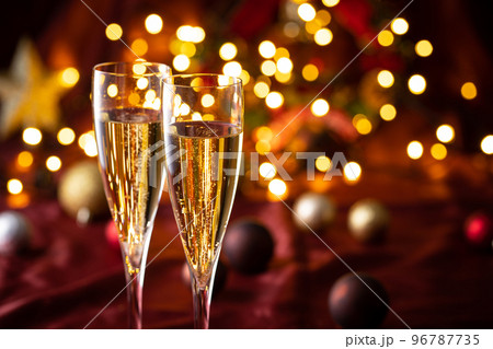 シャンパンでクリスマスを祝う 96787735