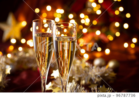 シャンパンでクリスマスを祝う 96787736