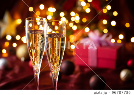 シャンパンでクリスマスを祝う 96787786