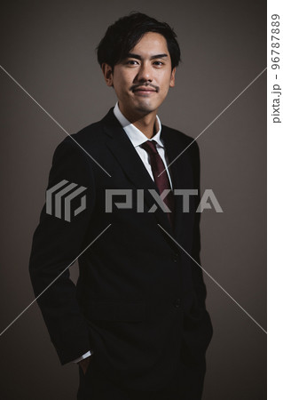 スーツを着た男性 96787889