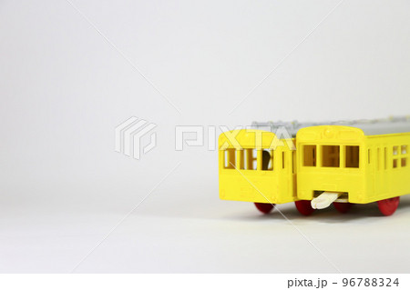 黄色い電車のおもちゃ ホワイトバック 96788324