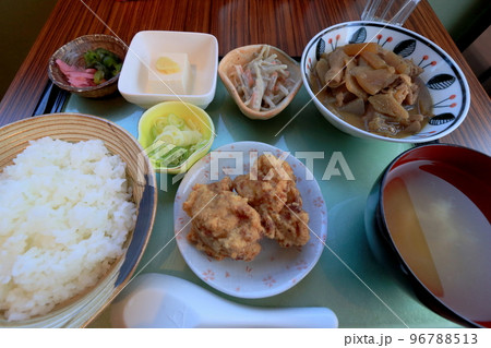 モツ煮と唐揚げの定食　ボリュームたっぷりのお昼ご飯　ランチ 96788513