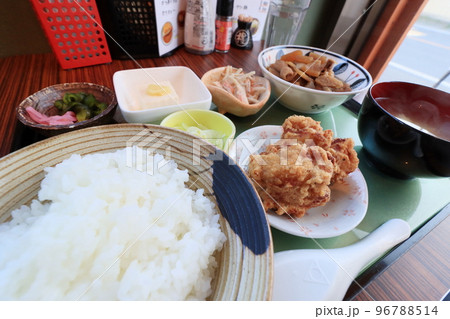 モツ煮と唐揚げの定食 ボリュームたっぷりのお昼ご飯 ランチ モツ煮と唐揚げの定食 ボリュームたっぷりのお昼ご飯 ランチ 96788514