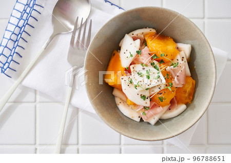 カブと柿と生ハムのマリネ カブと柿と生ハムのマリネ 96788651