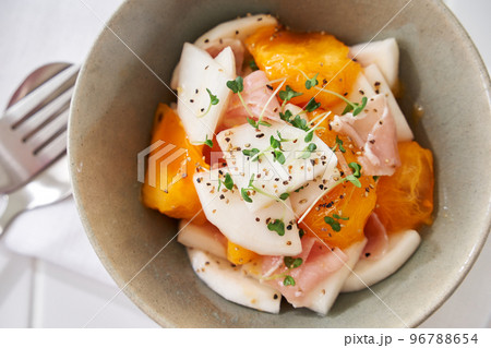 カブと柿と生ハムのマリネ カブと柿と生ハムのマリネ 96788654