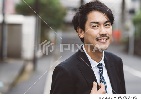 スーツを着た日本人男性・ビジネスマン スーツを着た日本人男性・ビジネスマン 96788795