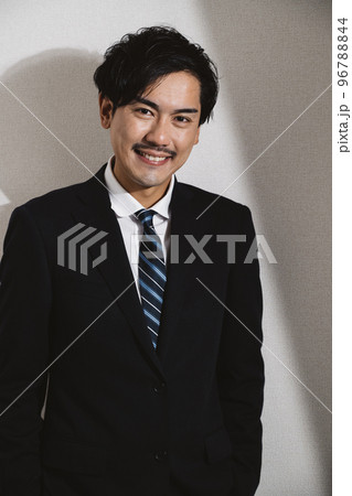 スーツを着た男性 スーツを着た男性 96788844
