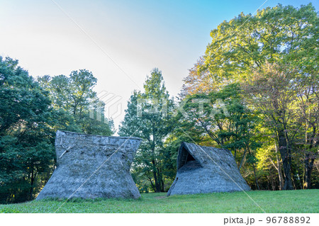 長野県茅野市 茅野市尖石縄文考古館のすぐ横にある尖石・与助尾根遺跡の縄文の復元住居 長野県茅野市 茅野市尖石縄文考古館のすぐ横にある尖石・与助尾根遺跡の縄文の復元住居 96788892
