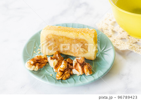 ティータイムのクルミの焼菓子 96789423