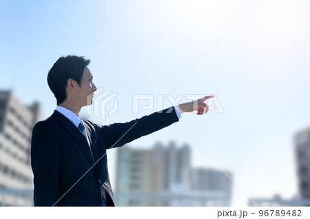 目標を指さすカッコイイサラリーマンの男性 目標を指さすカッコイイサラリーマンの男性 96789482