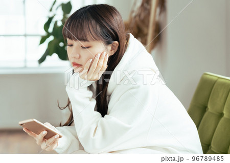 SNS疲れを感じる若い女性 SNS疲れを感じる若い女性 96789485