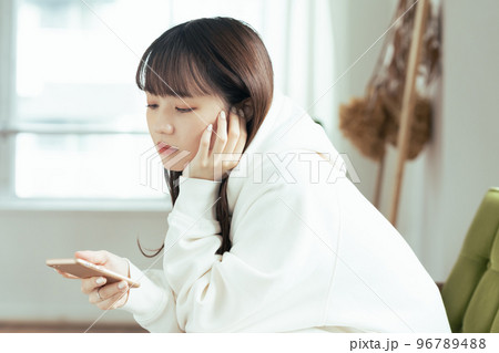 SNS疲れを感じる若い女性 96789488