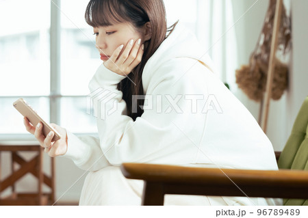 SNS疲れを感じる若い女性 96789489