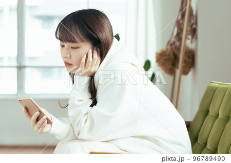 SNS疲れを感じる若い女性 96789490