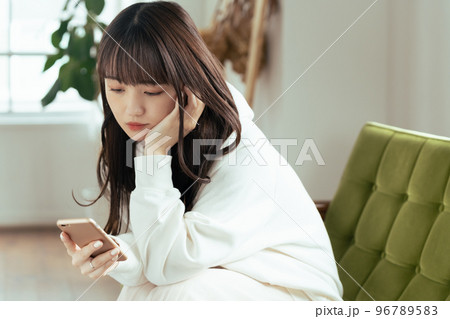 SNS疲れを感じる若い女性 96789583