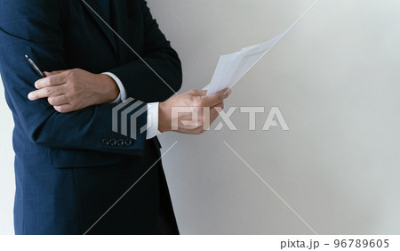 書類を見て悩むビジネスマン 96789605