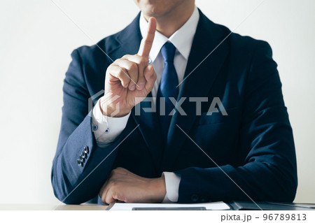 人差し指を立てるビジネスマン 人差し指を立てるビジネスマン 96789813