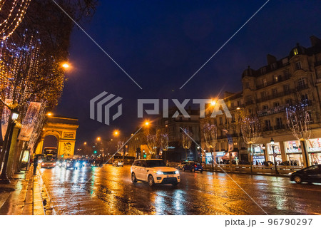 パリ　クリスマスのシャンゼリゼ通りとエトワール凱旋門 96790297