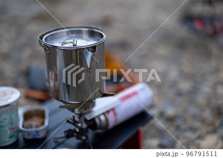 シングルバーナーでお湯を沸かす シングルバーナーでお湯を沸かす 96791511