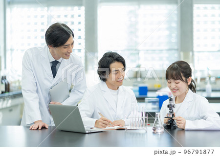 大学の研究室で顕微鏡を覗きながら会話をする教授と学生 大学の研究室で顕微鏡を覗きながら会話をする教授と学生 96791877
