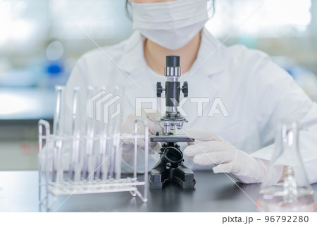 大学の研究室で顕微鏡を除く女子学生 大学の研究室で顕微鏡を除く女子学生 96792280