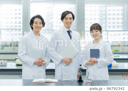 大学の研究室でに立つ教授と学生のポートレート 96792342