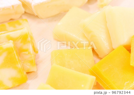 チーズ盛り合わせ　ゴーダ　レッドチェダー　ゴルビージャック　カマンベール 96792344