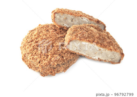 揚げたてのメンチカツ、断面【白背景・切り抜き】 揚げたてのメンチカツ、断面【白背景・切り抜き】 96792799