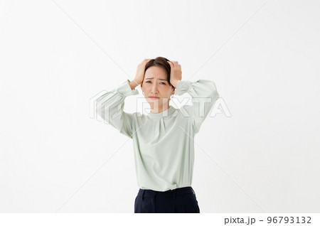 頭を抱える女性　白バック 96793132