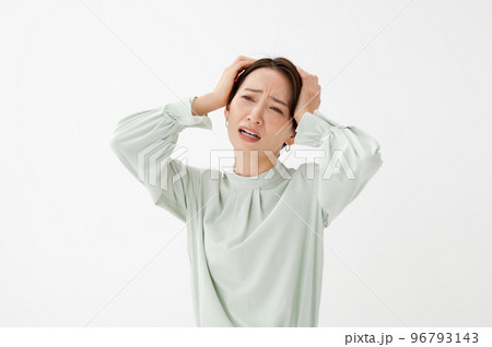 頭を抱える女性 白バック 頭を抱える女性 白バック 96793143